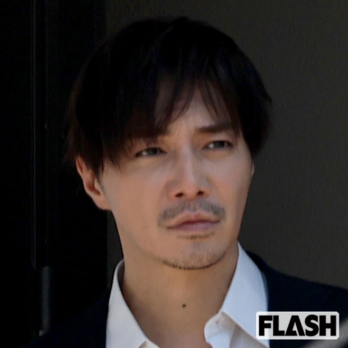 胸元を開けたワイルドなスーツ姿で映画撮影に臨む成宮寛貴