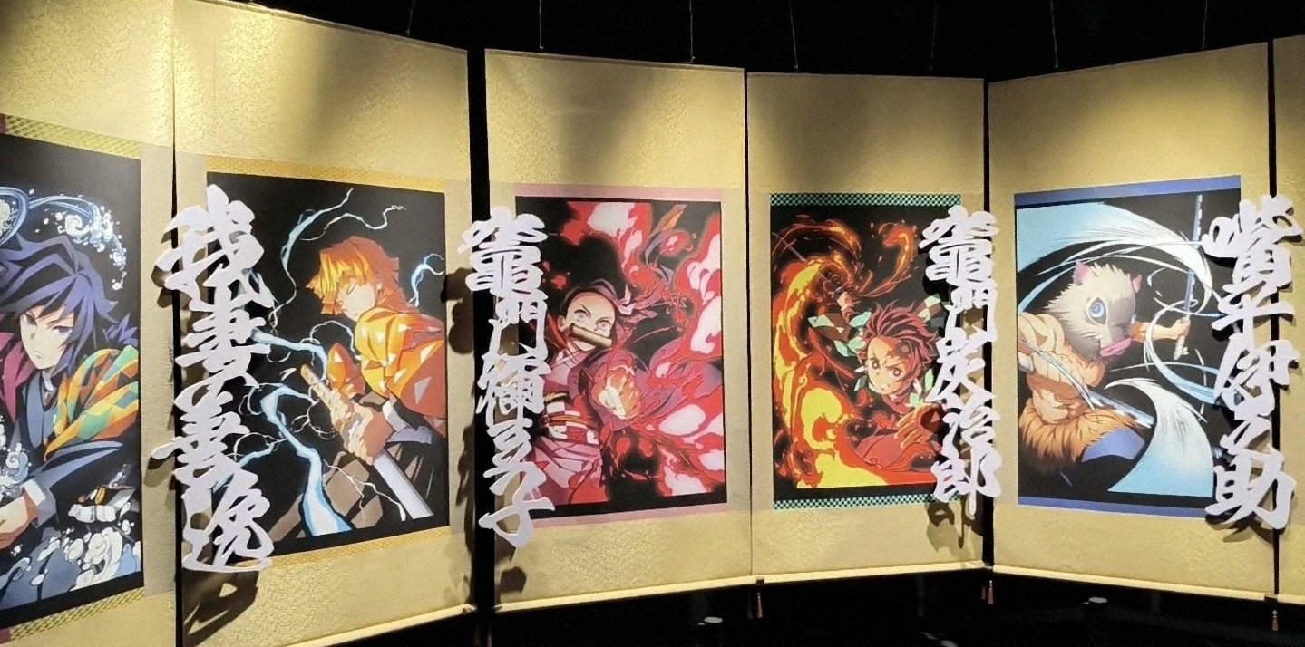 中国北京市で開催された人気アニメ「鬼滅の刃」イベントの様子。展示物が多くのファンを惹きつけている。