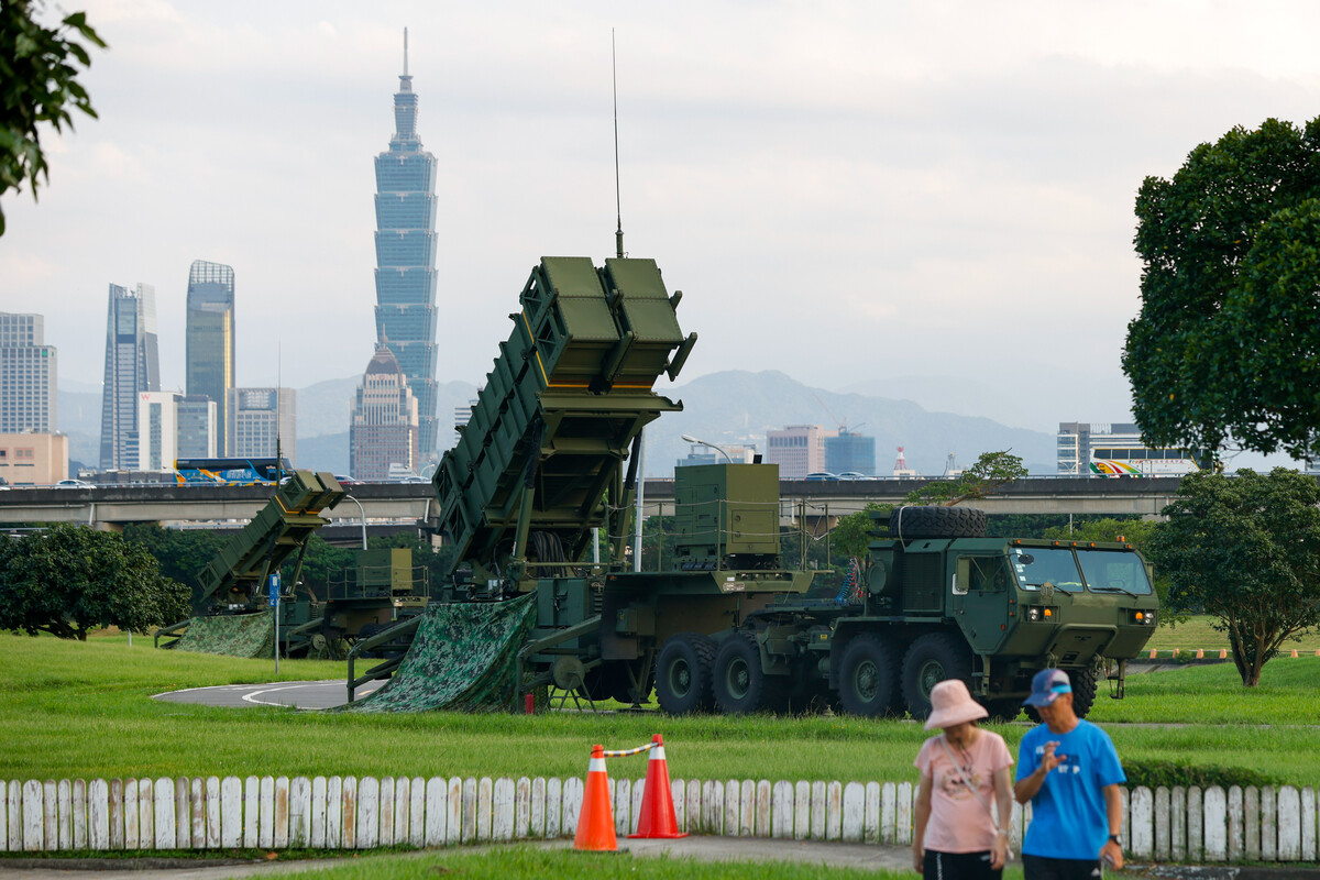 台北の公園に配備された台湾軍の地対空迎撃ミサイル「パトリオット」。2024年「漢光演習」での防空訓練を示す。