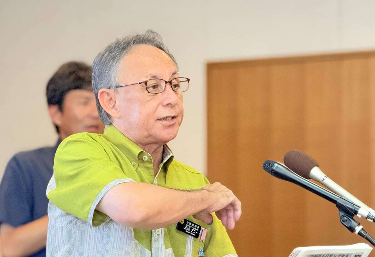 那覇市での定例記者会見で発言する玉城デニー沖縄県知事