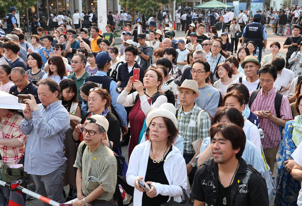 参院選終盤の街頭演説で真剣に耳を傾ける有権者たち - 横浜市桜木町駅前