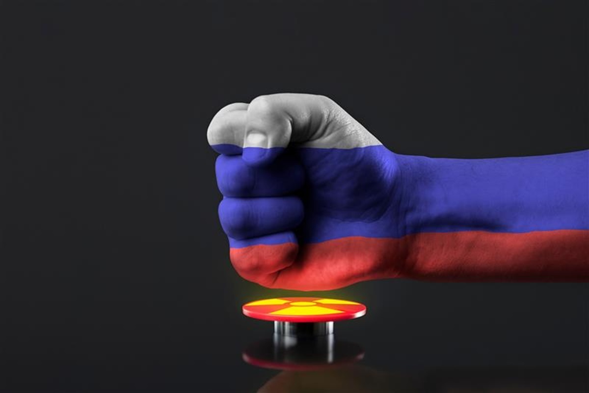 核のボタンに手をかざすイメージ。ロシアがウクライナ侵攻以来、核の脅威を繰り返し示唆する現状を表す。