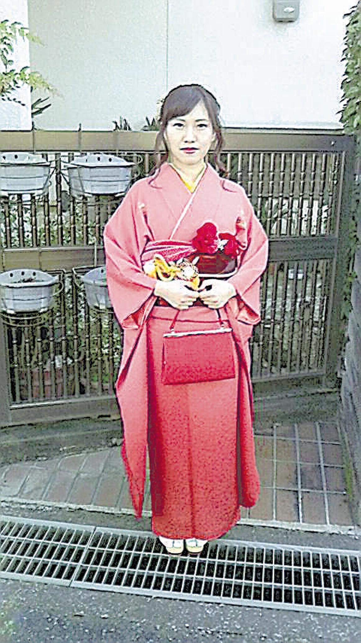 京都アニメーション放火事件の犠牲者、大野萌さんの成人式の写真。祖母が仕立てた着物を着て笑顔を見せる彼女の姿は、家族との深い絆を物語る。