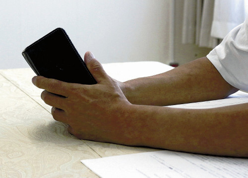 特殊詐欺の巧妙な手口とその対策について語る、電話詐欺被害を免れた男性