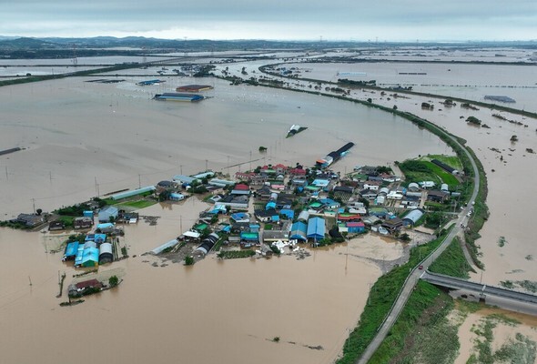 歴史的豪雨により広範囲で浸水した忠清南道礼山郡の市街地
