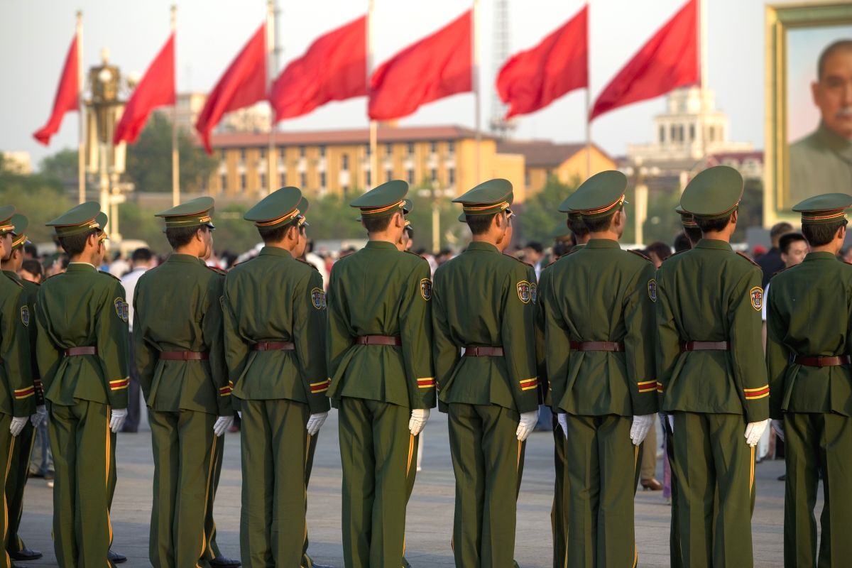 中国人民解放軍の兵士たちが隊列を組んで行進する様子。中国の人口減少が軍の採用戦略に与える影響を示す。