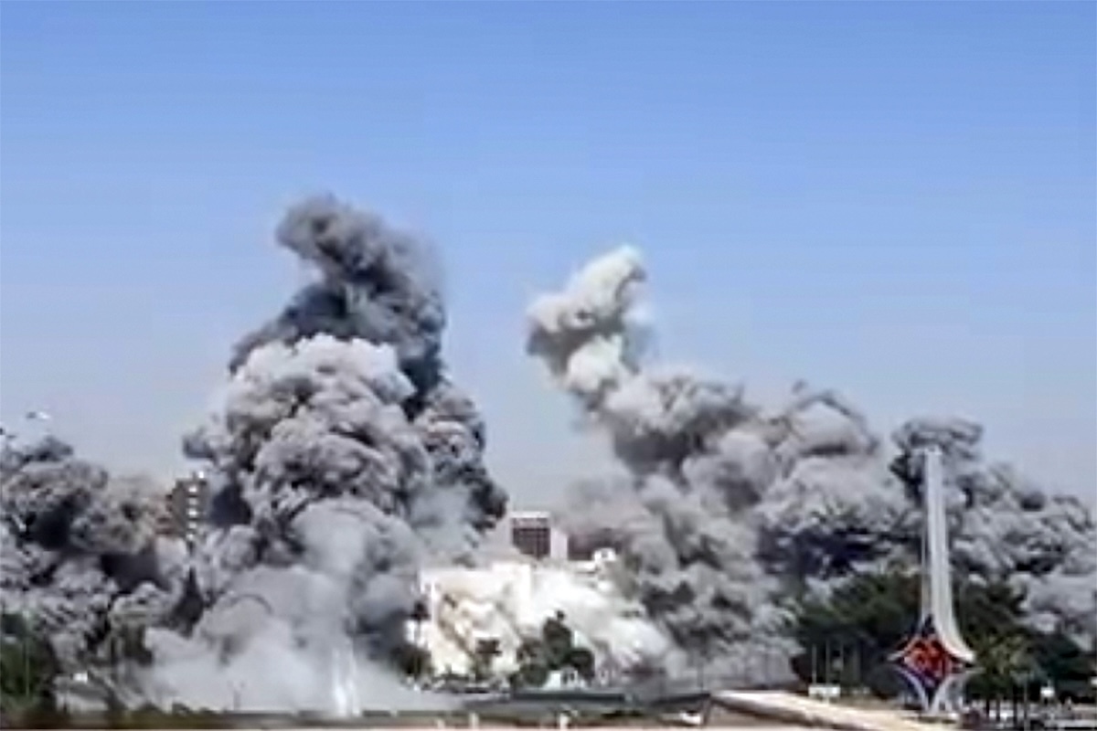 2025年7月16日、シリアの首都ダマスカスでイスラエル軍空爆を受けたシリア軍参謀本部の建物。ダマスカスへの大規模空爆の様子。