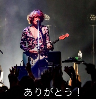 ロックミュージシャン浅井健一氏がライブMCで自身の政治的見解を述べた際の様子。