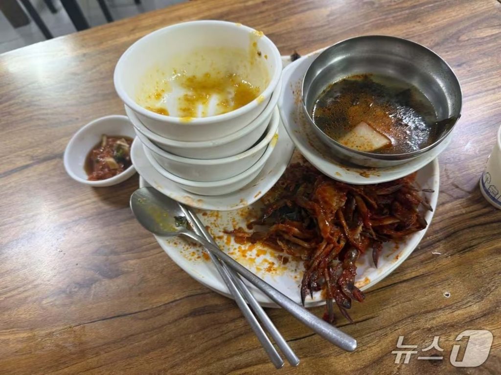 韓国仁川の韓定食ビュッフェで客が使用した皿の山。食べ過ぎを指摘され料金トラブルとなった現場の様子。