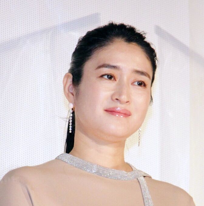 小雪がドラマ「しあわせな結婚」で演じた元カノ・内藤つばさ役の姿。赤のワンピースと前髪ありのヘアスタイルが特徴的。