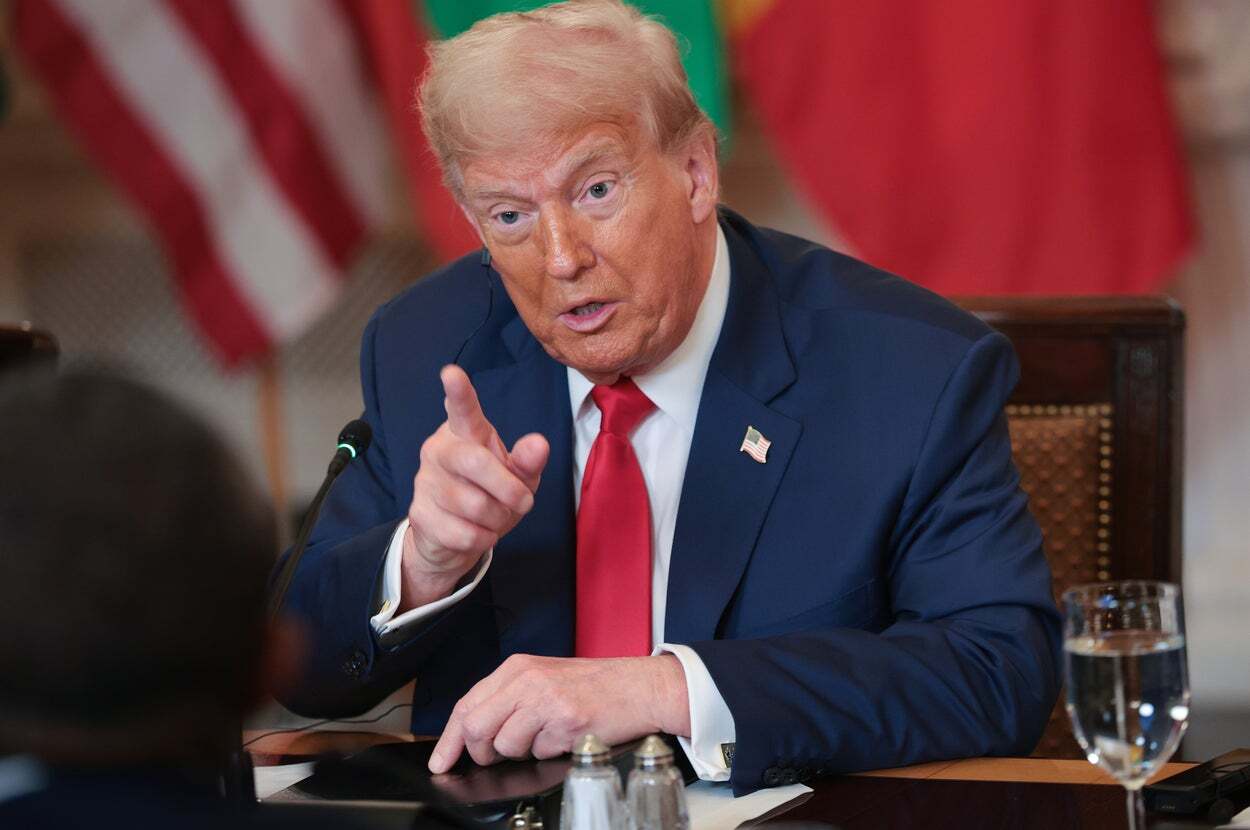 トランプ氏「スーパーマン」投稿が波紋：旧スローガンと「人類の道」の対立