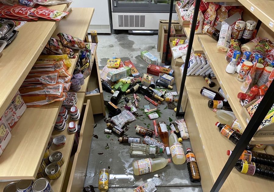トカラ列島群発地震の影響で悪石島の商店の棚から商品が崩れ落ちた様子