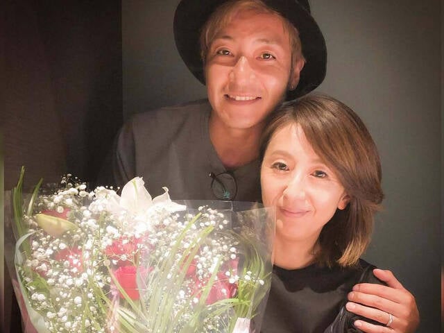 幸せそうな笑顔を見せるつるの剛士さんと妻、そして子供たち。仲睦まじい家族の様子から夫婦円満の秘訣が垣間見える一枚。