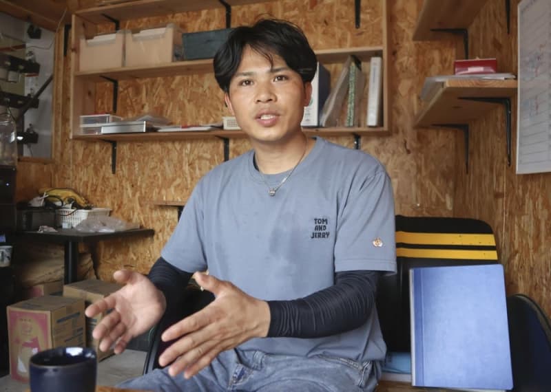 前橋市で労働相談について取材に応じる群馬県ベトナム人協会のブイ・バン・フィ会長。外国人労働者の人権侵害や不当な労働環境に対する懸念を表明し、政治への働きかけの重要性を訴える。