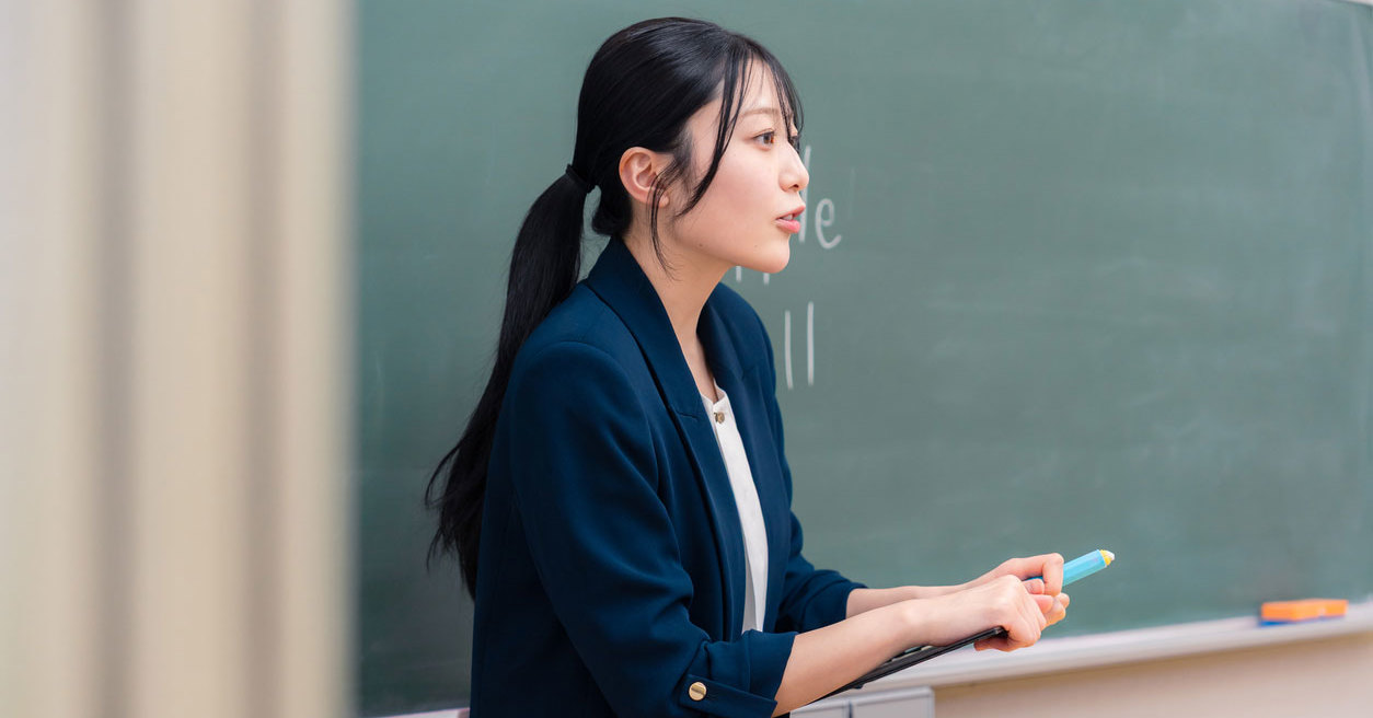 教員の過重労働と多岐にわたる業務の現実を示す教育現場の様子