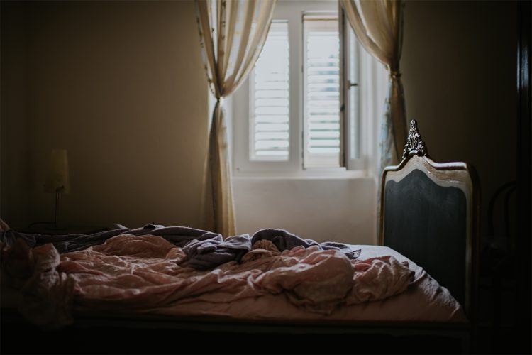 医療的ケア児の介護に疲弊する母親と子のイメージ画像。複雑な親子の関係性と支援の必要性を示唆します。