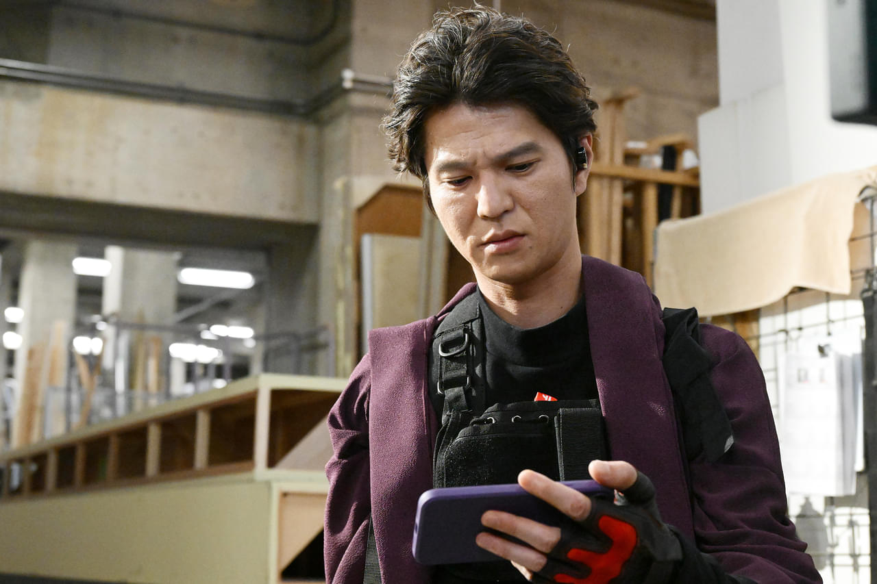 ドラマ「放送局占拠」で武装集団「妖」の天狗役を演じるモグライダー芝大輔