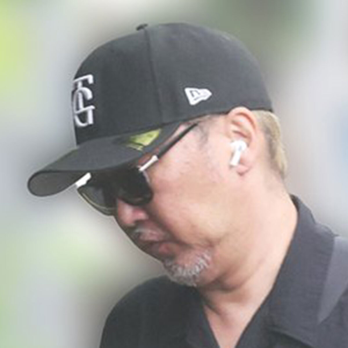 自粛期間中に肉体改造で激変したスピードワゴン小沢一敬の全身写真
