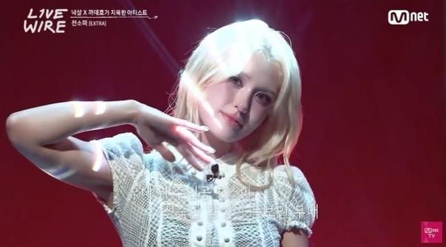 ソミとNMIXXリリーが感動の再会、新曲ライブも話題に
