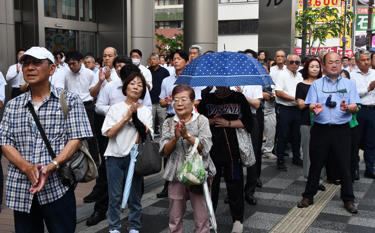 和歌山市で参院選候補者の演説に聞き入る有権者と支持者