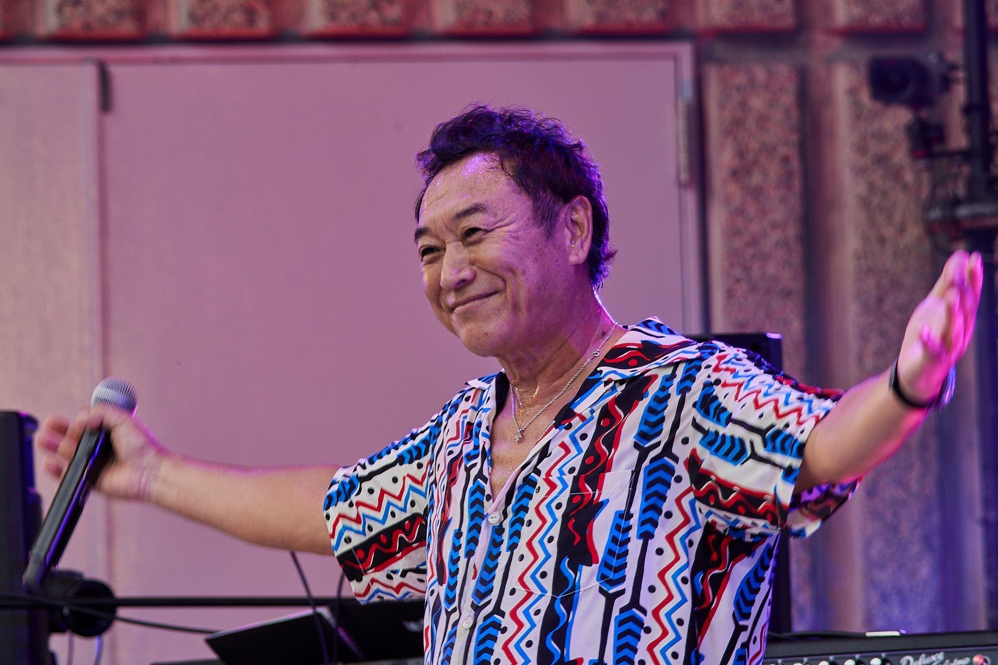 杉山清貴＆オメガトライブ 故ドラマー廣石恵一さん顔イラスト入りライト 杉山清貴＆オメガトライブ』、3月他界のドラマー・廣石恵一さん