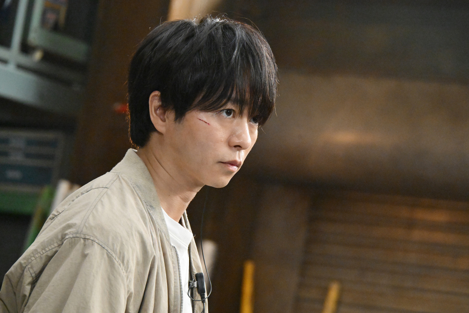 櫻井翔演じる武蔵三郎が緊迫した表情で何かに立ち向かう、『放送局占拠』第2話の場面写真