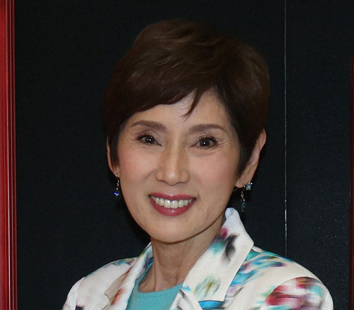 SNSで海外渡航を報告する女優・秋野暢子の最新ショット