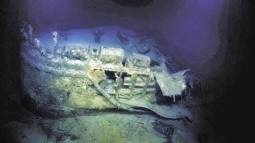 ガダルカナル島沖の水深800mの海底で発見された旧日本軍駆逐艦「照月」の損傷した船尾部分。オーシャン・エクスプロレーション・トラストの無人探査機が撮影。