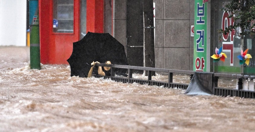 光州広域市で豪雨により浸水した道路と救助を求める住民、韓国での記録的な水害状況を示す