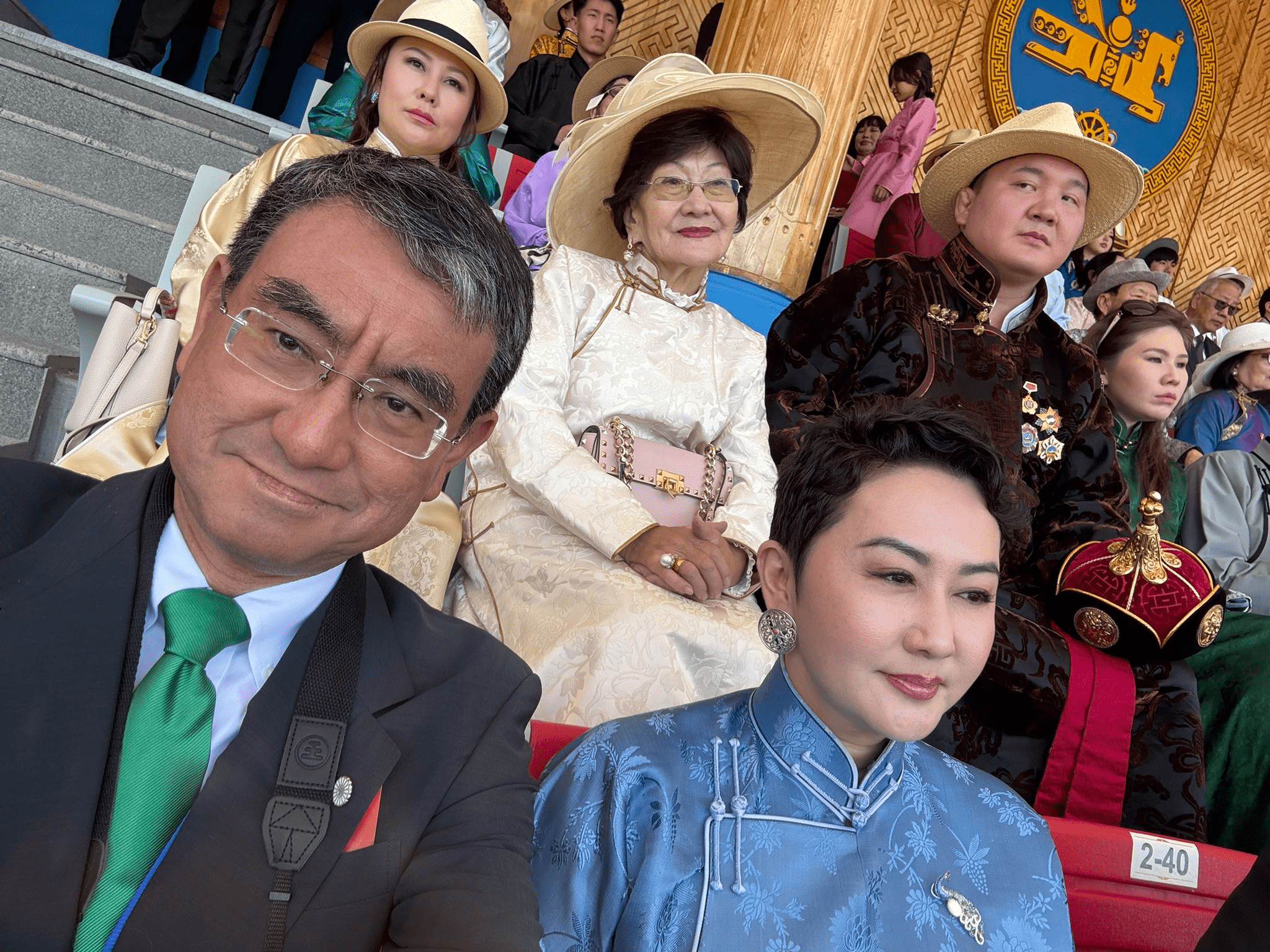河野太郎衆議院議員が自身のX（旧Twitter）に投稿した大相撲元横綱白鵬との記念写真。天皇皇后両陛下のモンゴルご訪問随行中の出来事。