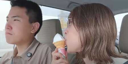 【33歳差カップル】ドライブデートで58歳彼女が知ってしまった“25歳彼氏の意外な一面”「仲良し最高」「昭和感ハンパない」(LIMO)