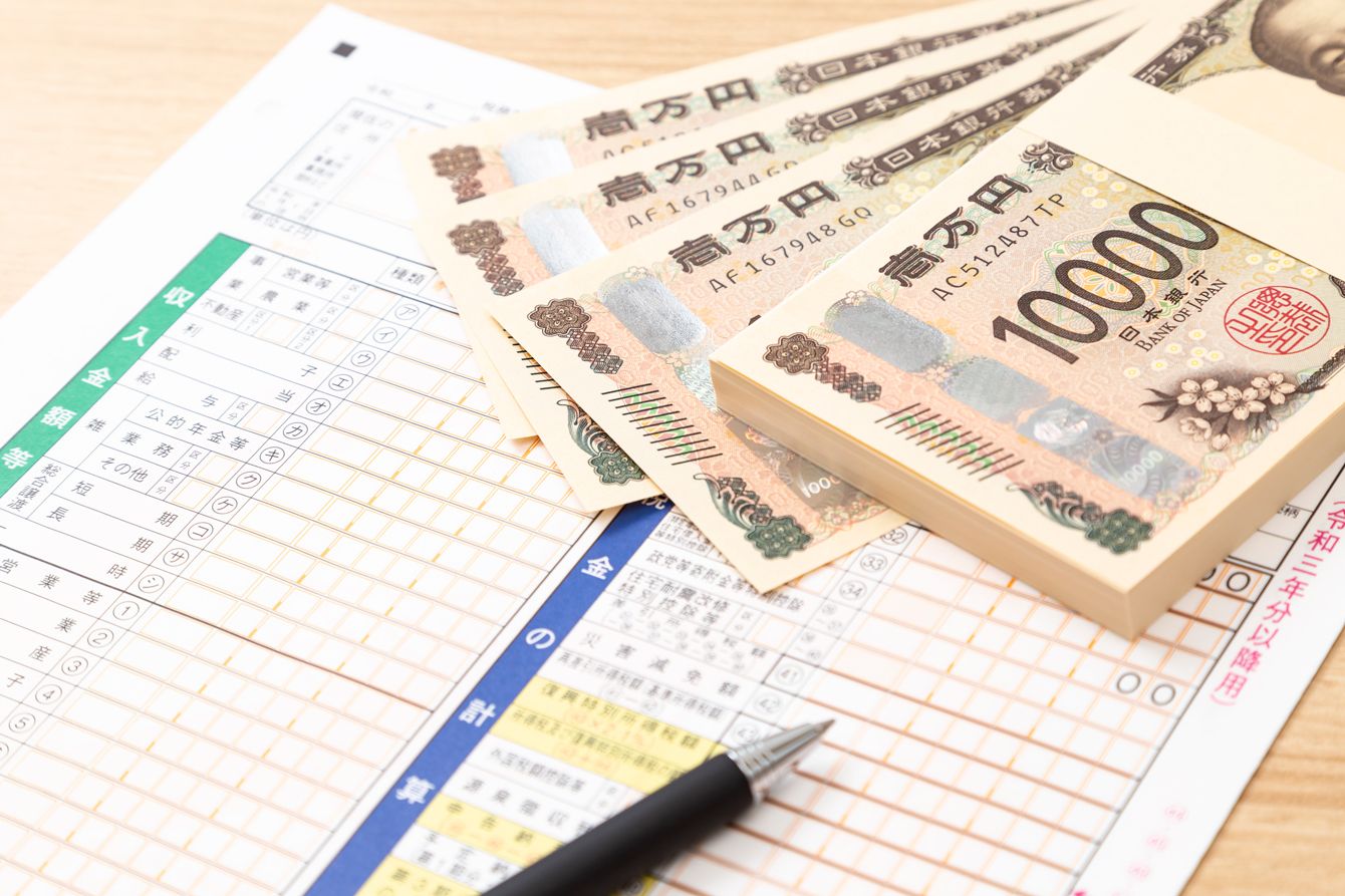 日本の税制改正と家計への影響を示す硬貨のイメージ