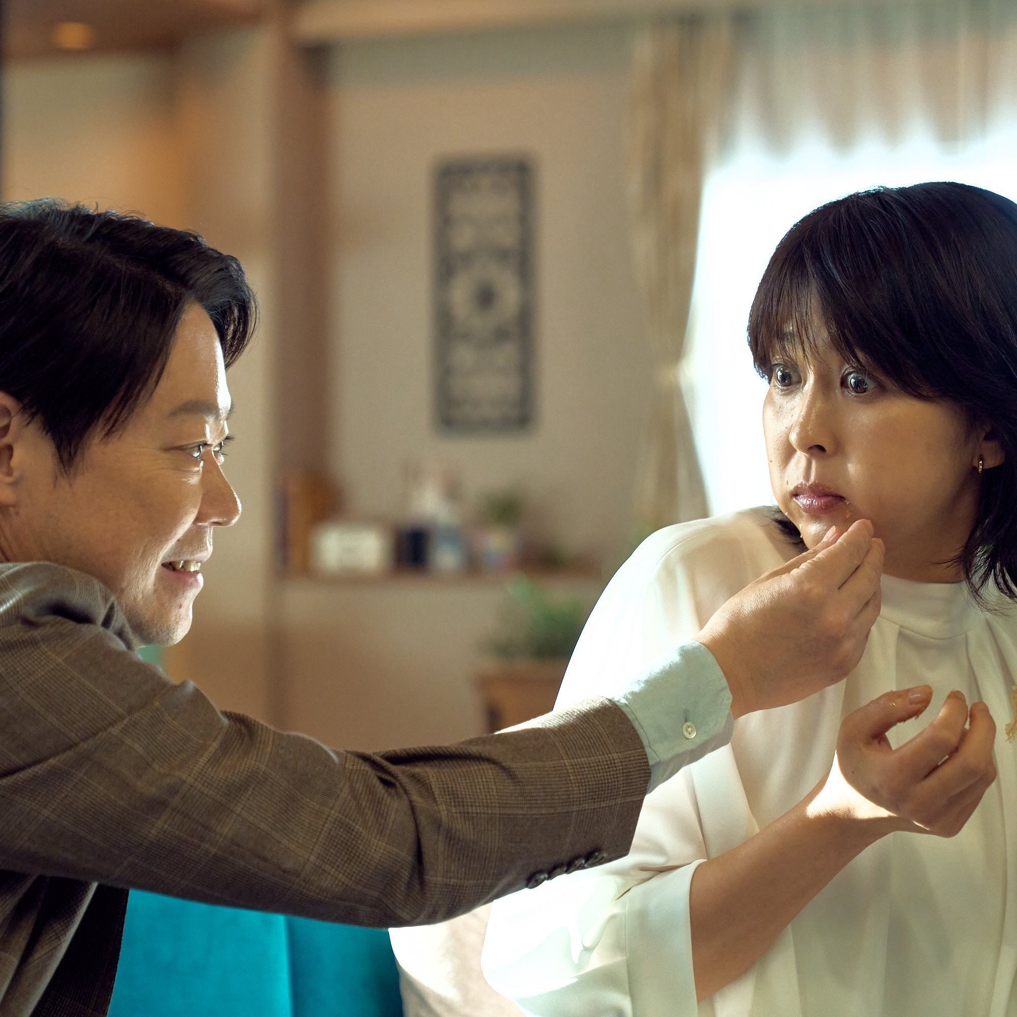 新婚夫婦を演じる阿部サダヲと松たか子。彼らが主演を務めるテレビ朝日系ドラマ「しあわせな結婚」の衝撃的な雰囲気を伝える一枚。
