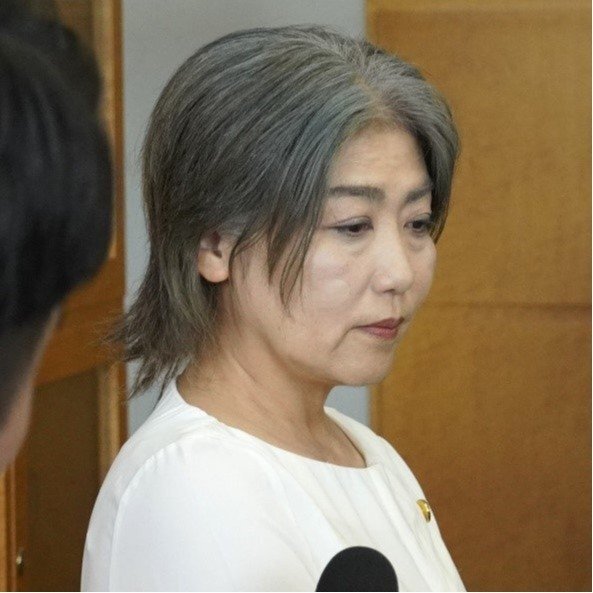 伊東市の田久保眞紀市長、学歴詐称疑惑を巡る会見で説明する様子