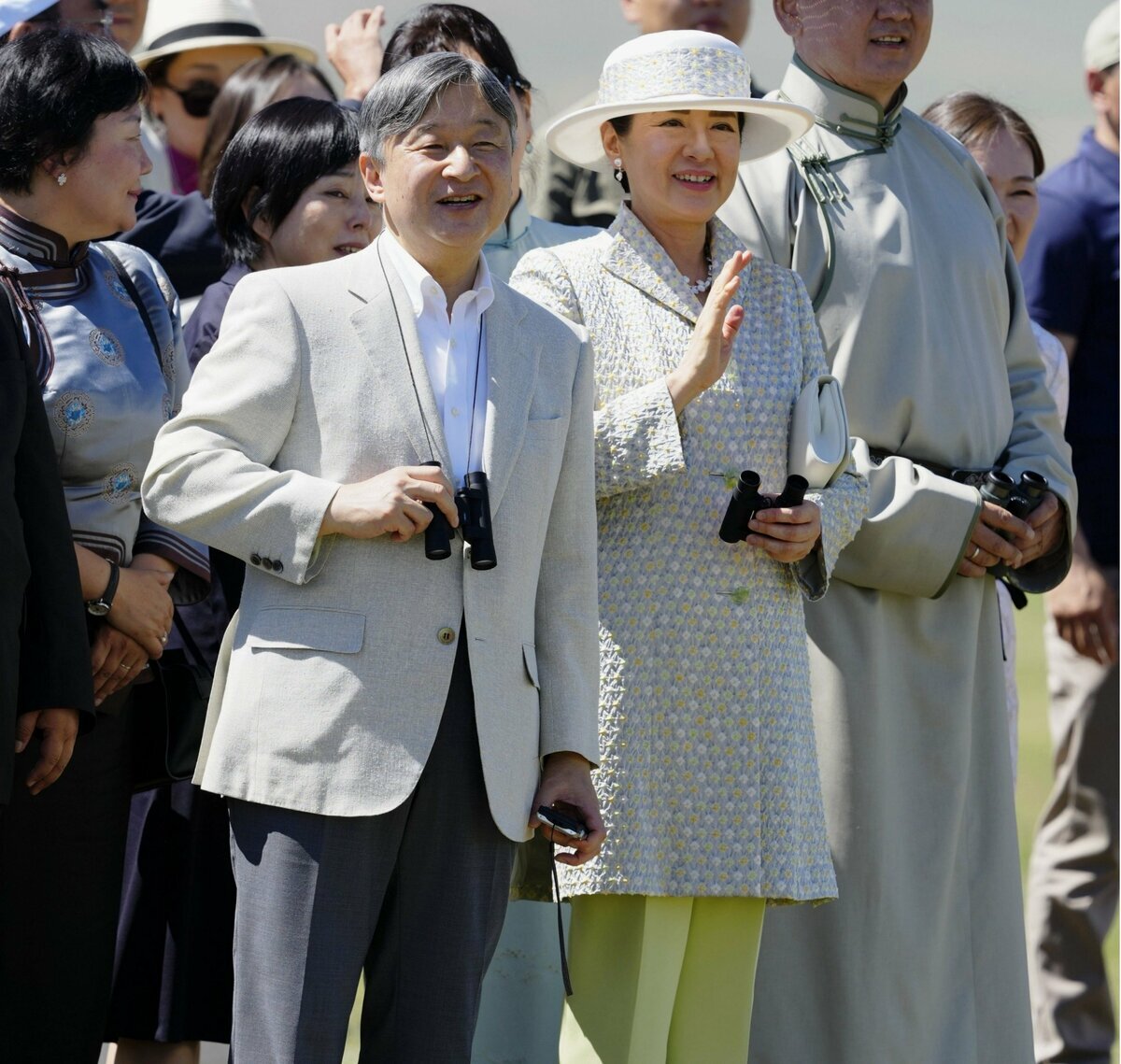 モンゴルご訪問中、競馬会場で競馬を観戦される天皇皇后両陛下。雅子さまは日本の伝統工芸である絞り染め生地のジャケットと帽子をお召しになり、柔らかな「令和流」ファッションを示されています。