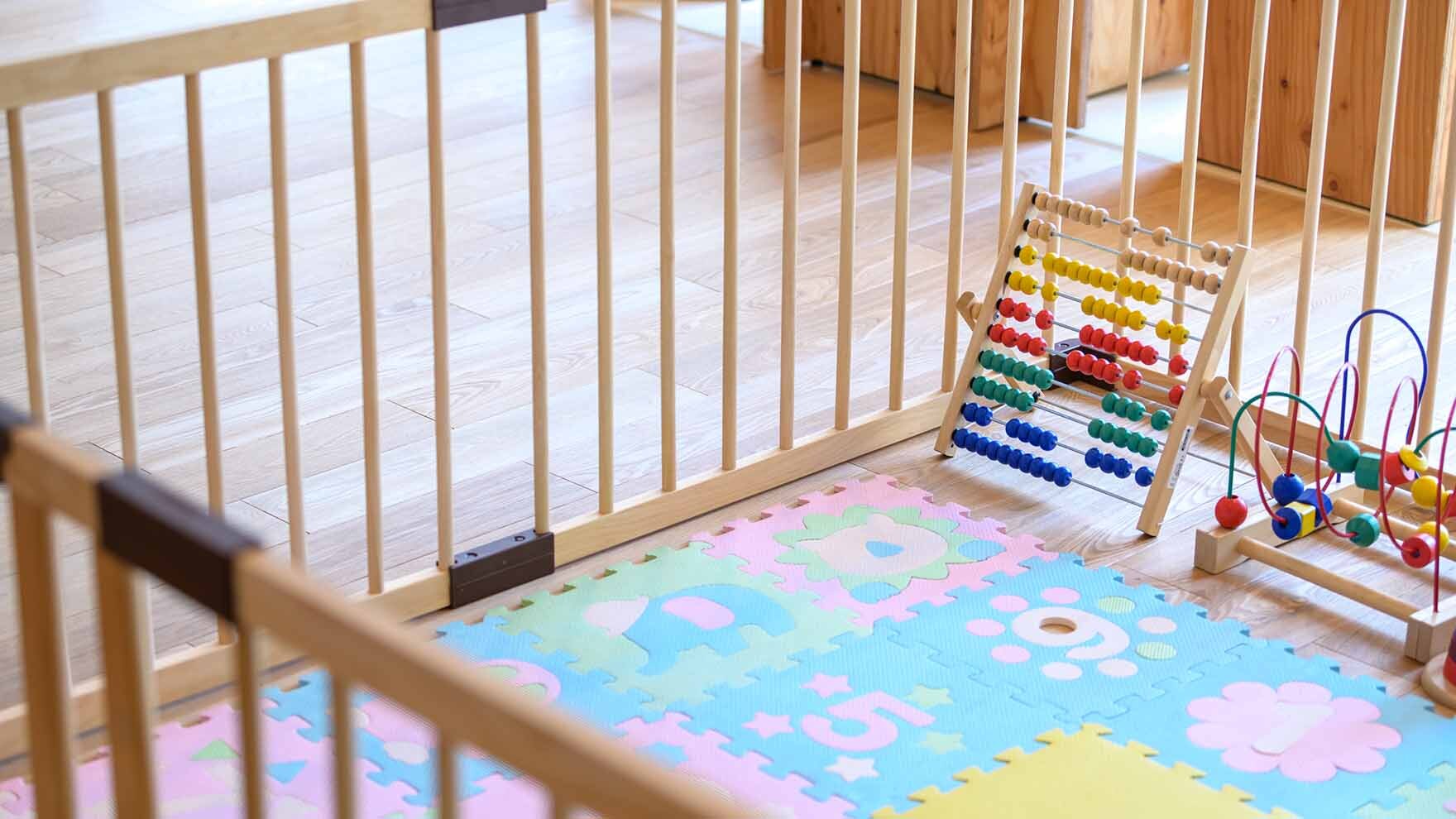 保育士が自腹で保育用品である色鉛筆を補充する様子