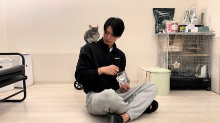 大阪でチンチラを飼育する一真さんと、愛らしいチンチラのペペロンチーノくん。都市生活における小動物との触れ合いの瞬間。
