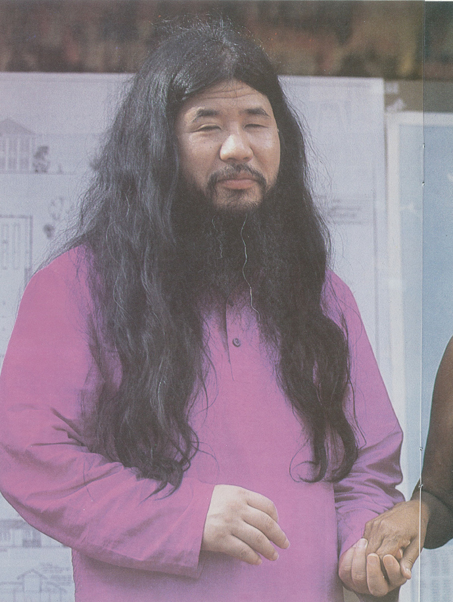 麻原彰晃元死刑囚が札束を手にしている様子。オウム真理教の活動資金や欲望を示唆する写真。