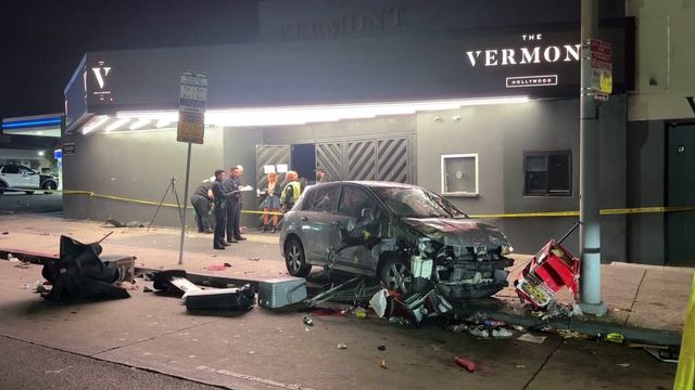 車が群衆に突っ込み約30人ケガ　米・ロサンゼルス