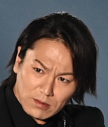 Mステ初出演時の狩野英孝が笑顔で手を振る様子