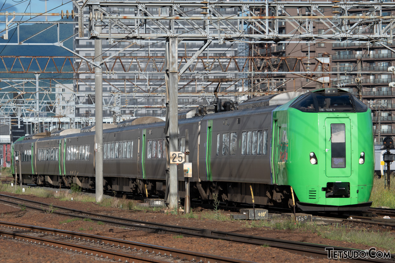 札幌駅を発車し旭川へ向かう特急「ライラック」の流線形の車両。北海道の広大な大地を走るJR北海道の特急列車の中でも、比較的走行距離が短い区間を結ぶ代表的な列車の一つ。