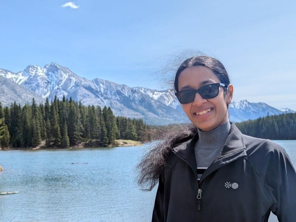 カナダの永住権を取得し、安堵の表情を見せるシンドゥ・マハデヴァン氏。アメリカでの移民生活を経て、新たな安定を手に入れた様子。