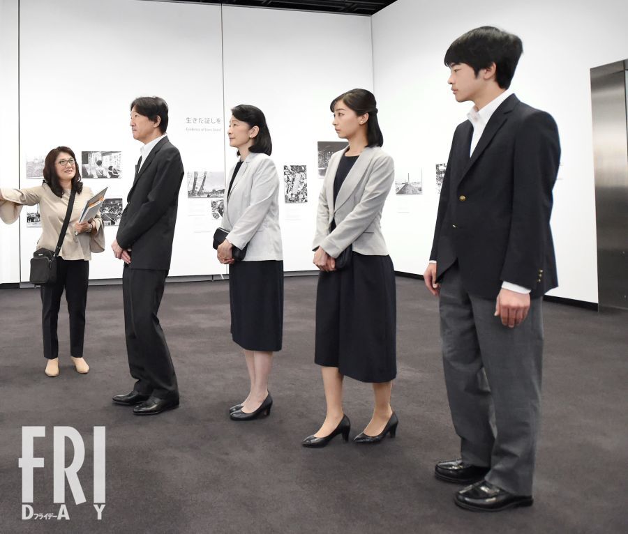 被爆80年企画展を真剣な表情で鑑賞する秋篠宮ご一家と、特に熱心に写真を見つめる佳子さま