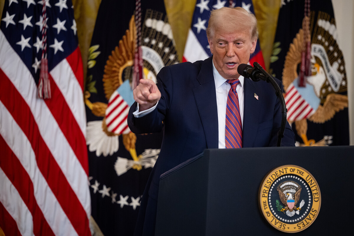ホワイトハウスで演説を行うドナルド・トランプ米大統領の姿。第2次トランプ政権の政策実行と半年間の成果を象徴するイメージ。