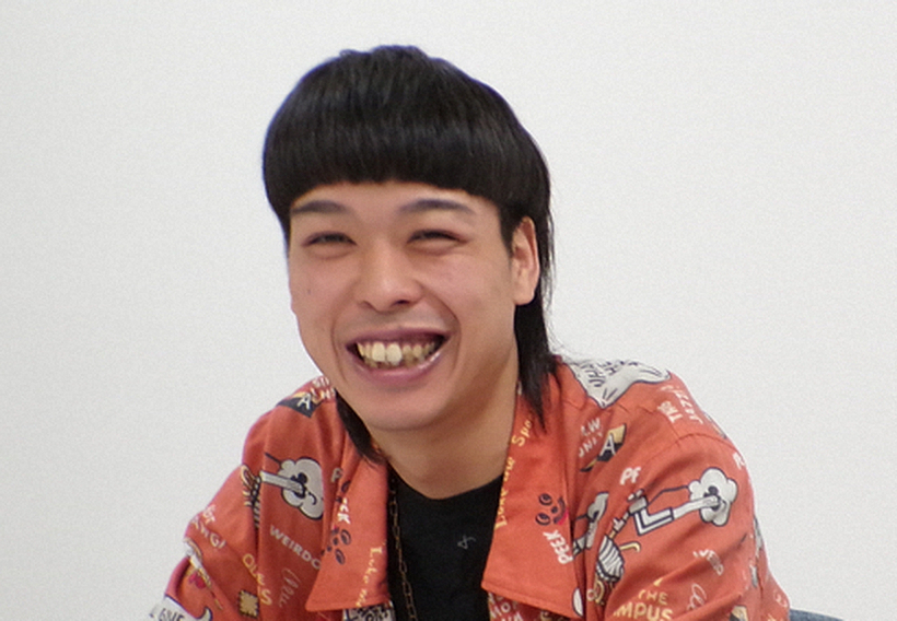 バッテリィズのエースがテレビ番組で自身の野球グローブに関する秘話を明かす様子。