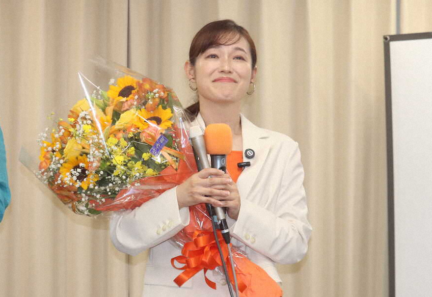 参院選東京選挙区で初当選を果たし、喜びの涙を流す参政党のさや氏
