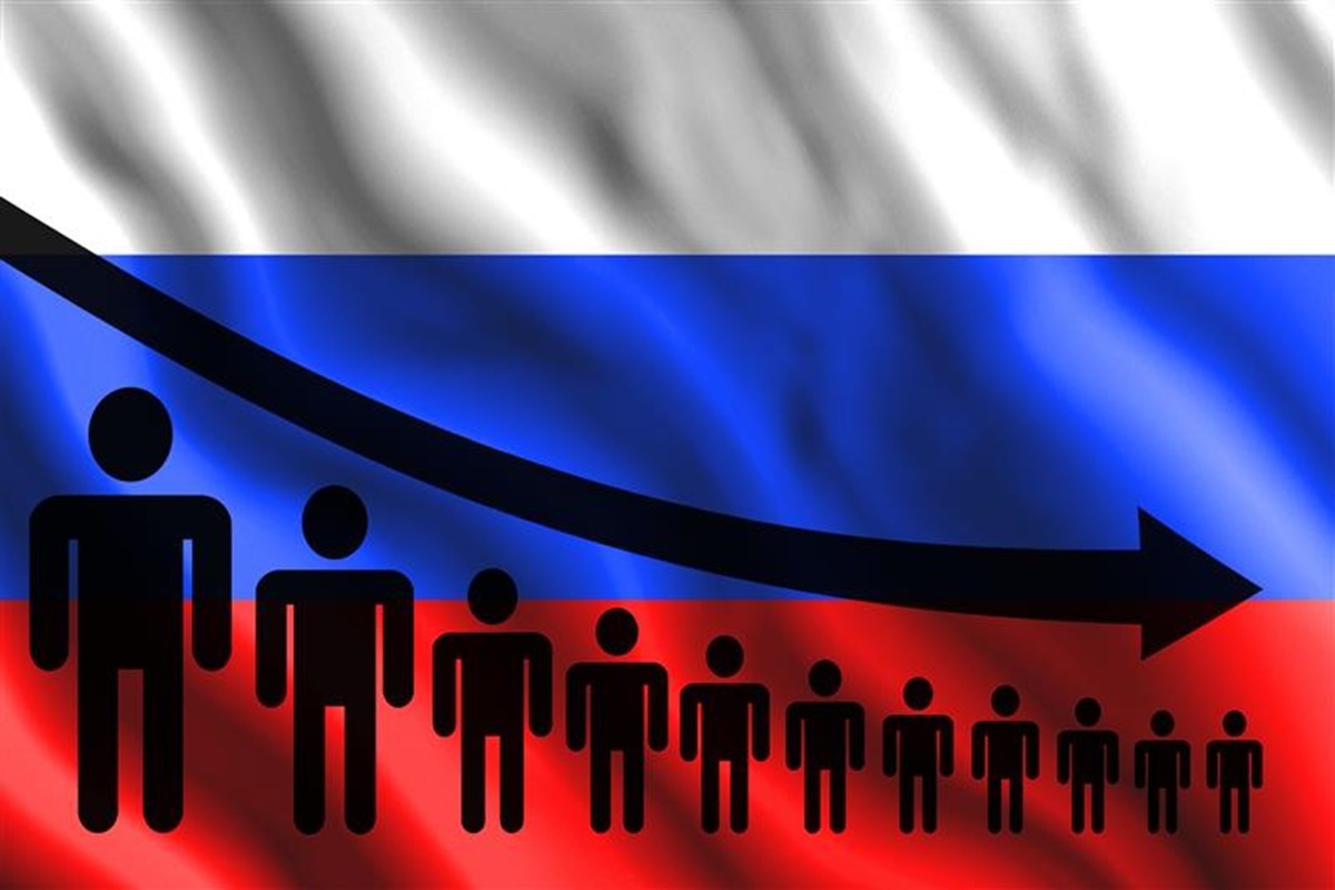 ロシアの労働人口減少と経済への影響を示すビジネス街のイメージ写真