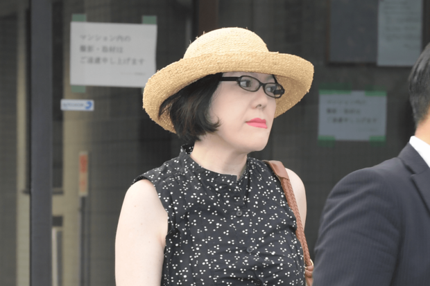 小室圭さんの母・佳代さんの2017年7月の姿。眞子さまとのご結婚発表以降、メディアの注目を浴びる中での変化。