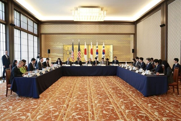 日米韓外務次官協議の様子。東京の外務省飯倉公館で会談するパク・ユンジュ韓国外交部第1次官（右）、クリストファー・ランドー米国務副長官（中央）、船越健裕日本外務省事務次官（左）。