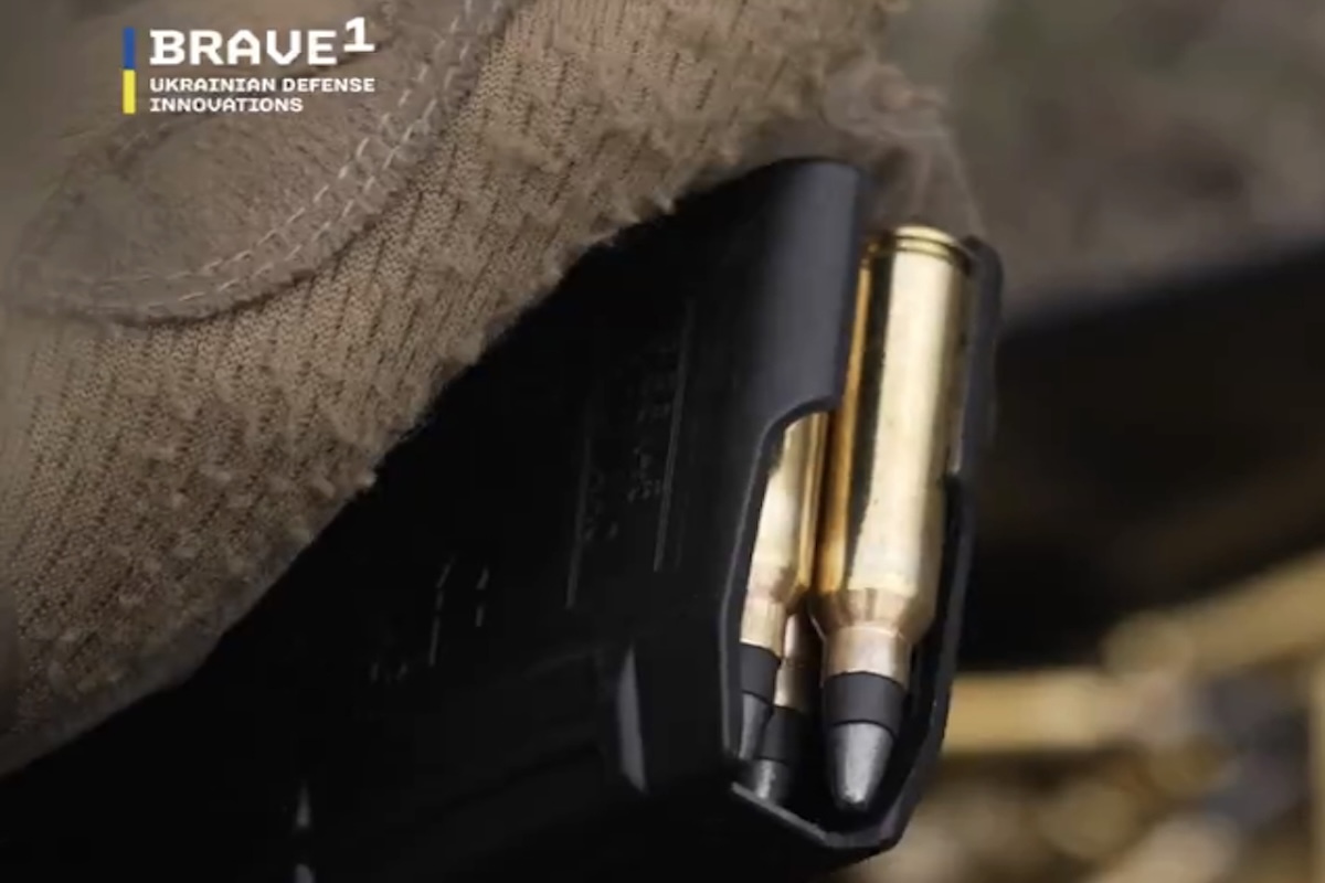 ウクライナの防衛技術イノベーションプラットフォーム「Brave1」が公開した、新型対ドローン銃弾でドローンを撃墜する様子を示す映像の一部。5.56mm NATO弾を基にした新開発の散弾が、小型無人機対策として兵士に支給される予定。